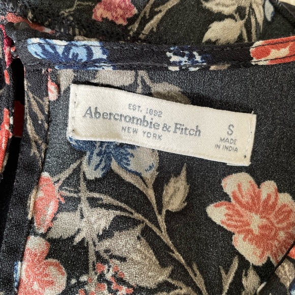 Abercrombie romper in like new condition! Size small. - Picture 6 of 7